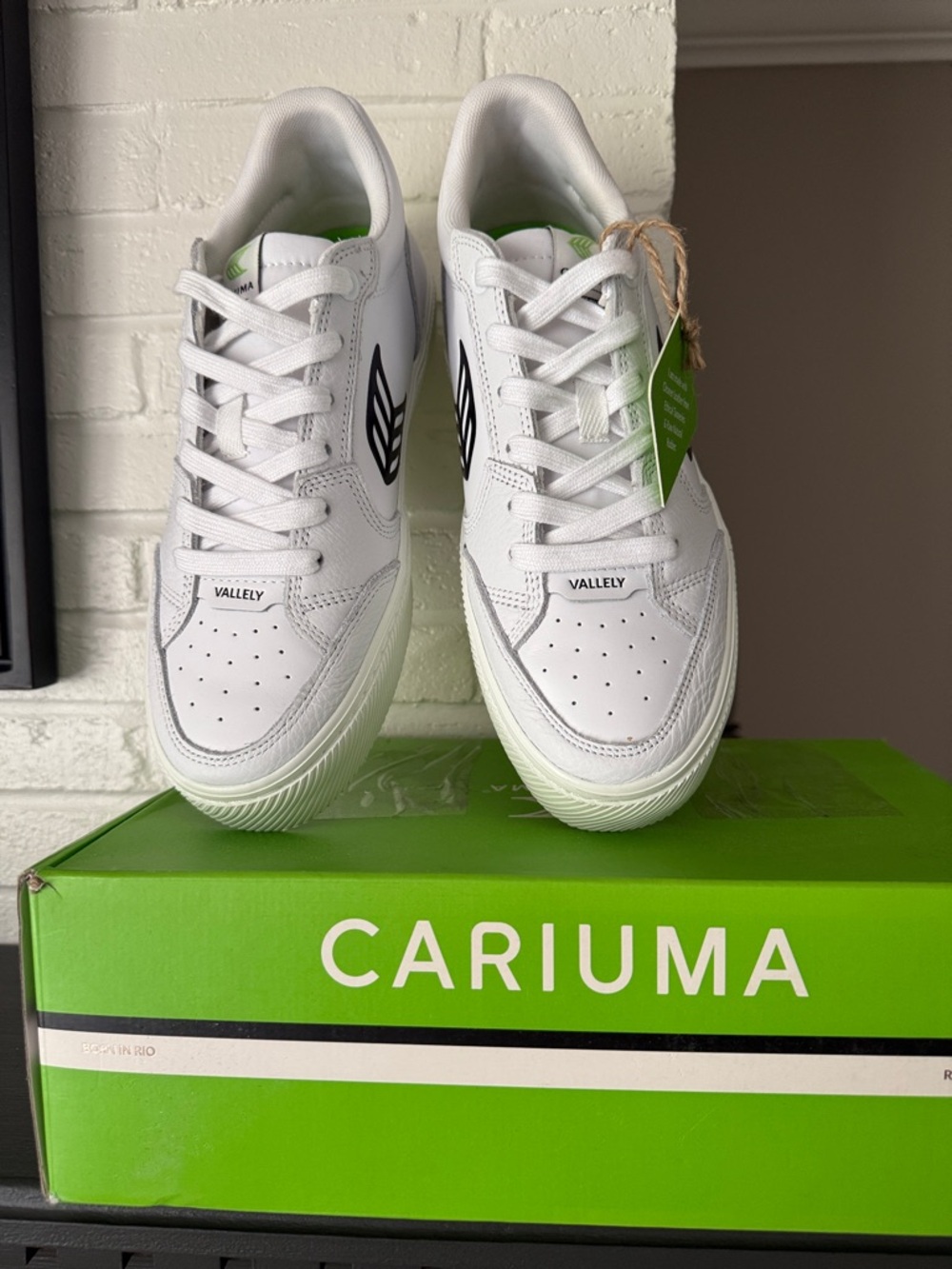 Cariuma White Low-Top Sneakers with Green Accents and Black Logo
